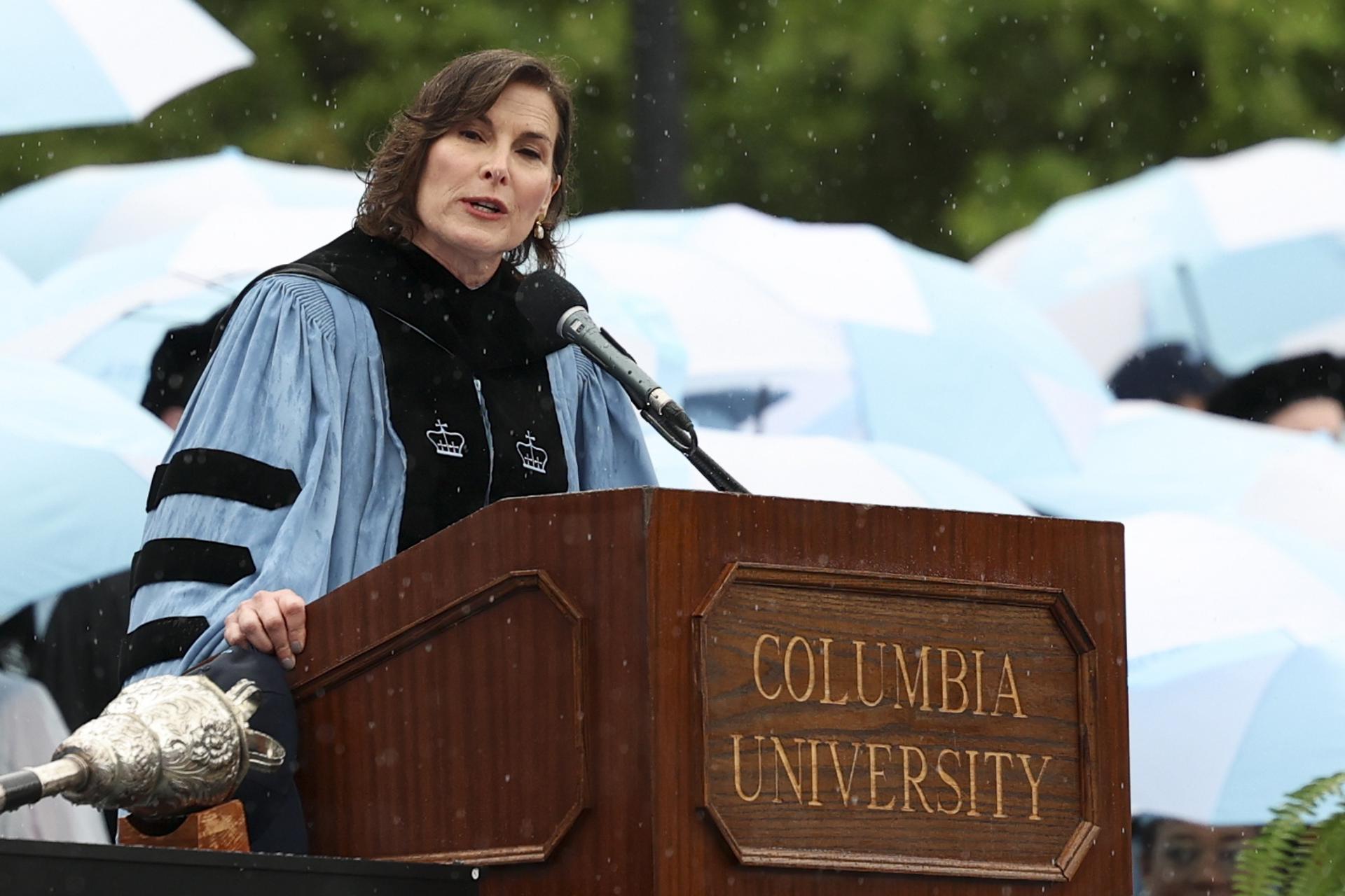 Foto de archivo de la presidenta interina de la Universidad de Columbia. EFE/JEENAH MOON /
