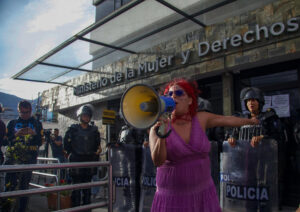 Una mujer fue captada este lunes, 28 de julio, al protestar por la fusión del Ministerio ecuatoriano de la Mujer al de Gobierno, a las afueras del que fuera el Ministerio de la Mujer, en Quito (Ecuador). EFE/Gianna Benalcazar