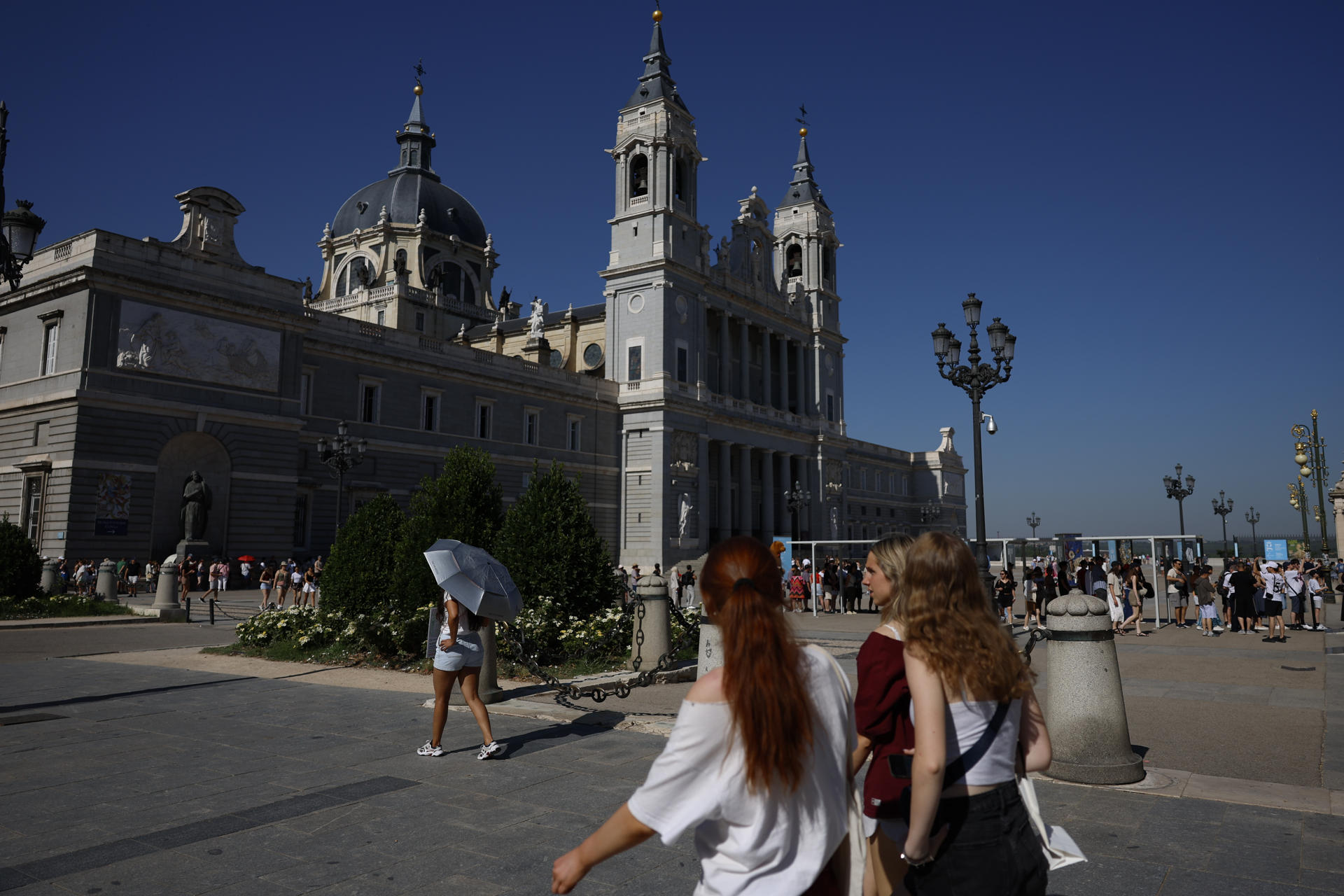 Turistas en la Plaza de Oriente de Madrid este jueves. EFE/Mariscal