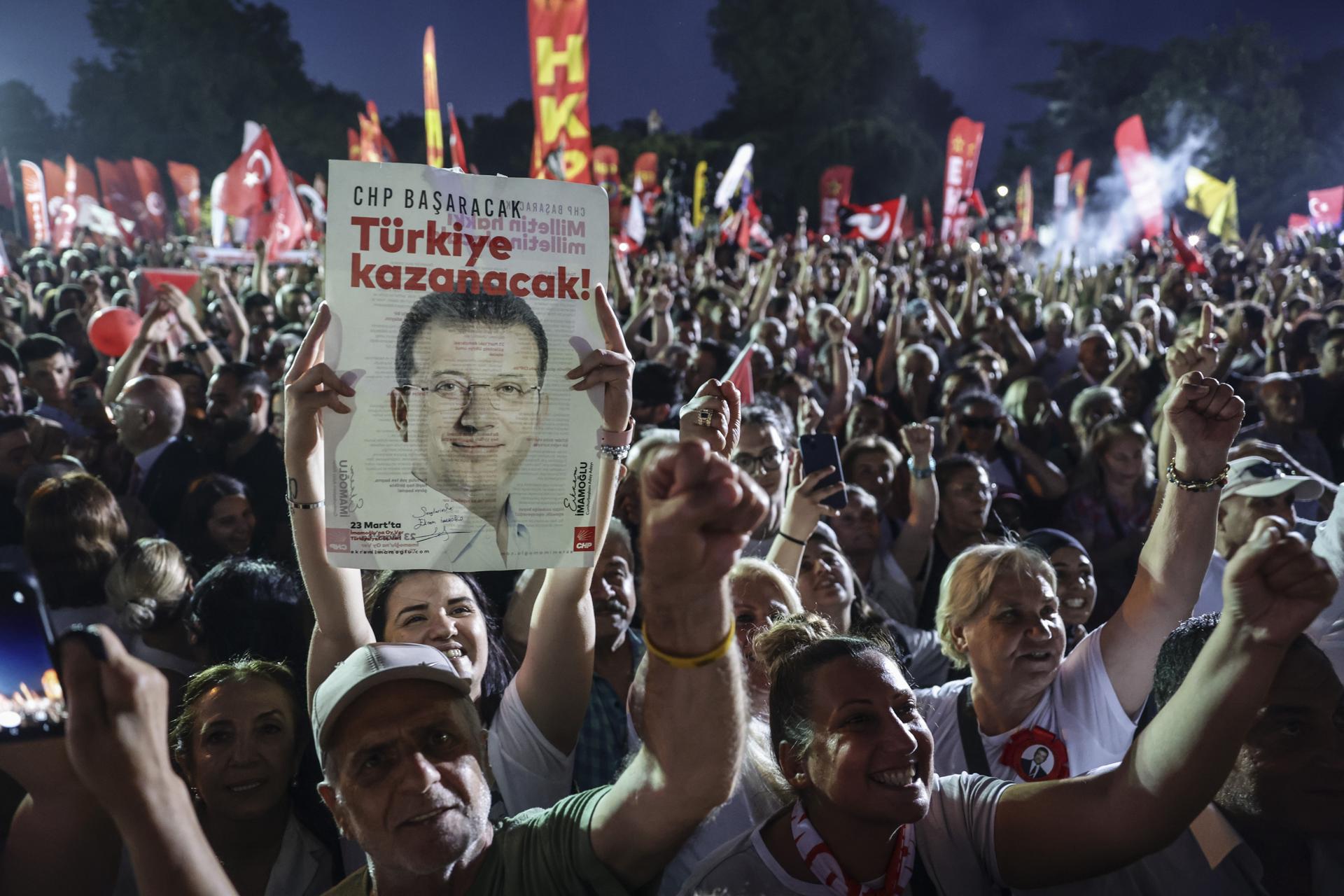 La gente sostiene fotografías de Ekrem Imamoglu mientras participa en una manifestación organizada por el principal partido de oposición del país, el Partido Republicano del Pueblo (CHP), contra la suspensión y encarcelamiento del alcalde de Estambul, Ekrem Imamoglu, frente a la Municipalidad de Estambul en Estambul, Turquía, el 1 de julio de 2025. EFE/EPA/ERDEM SAHIN

