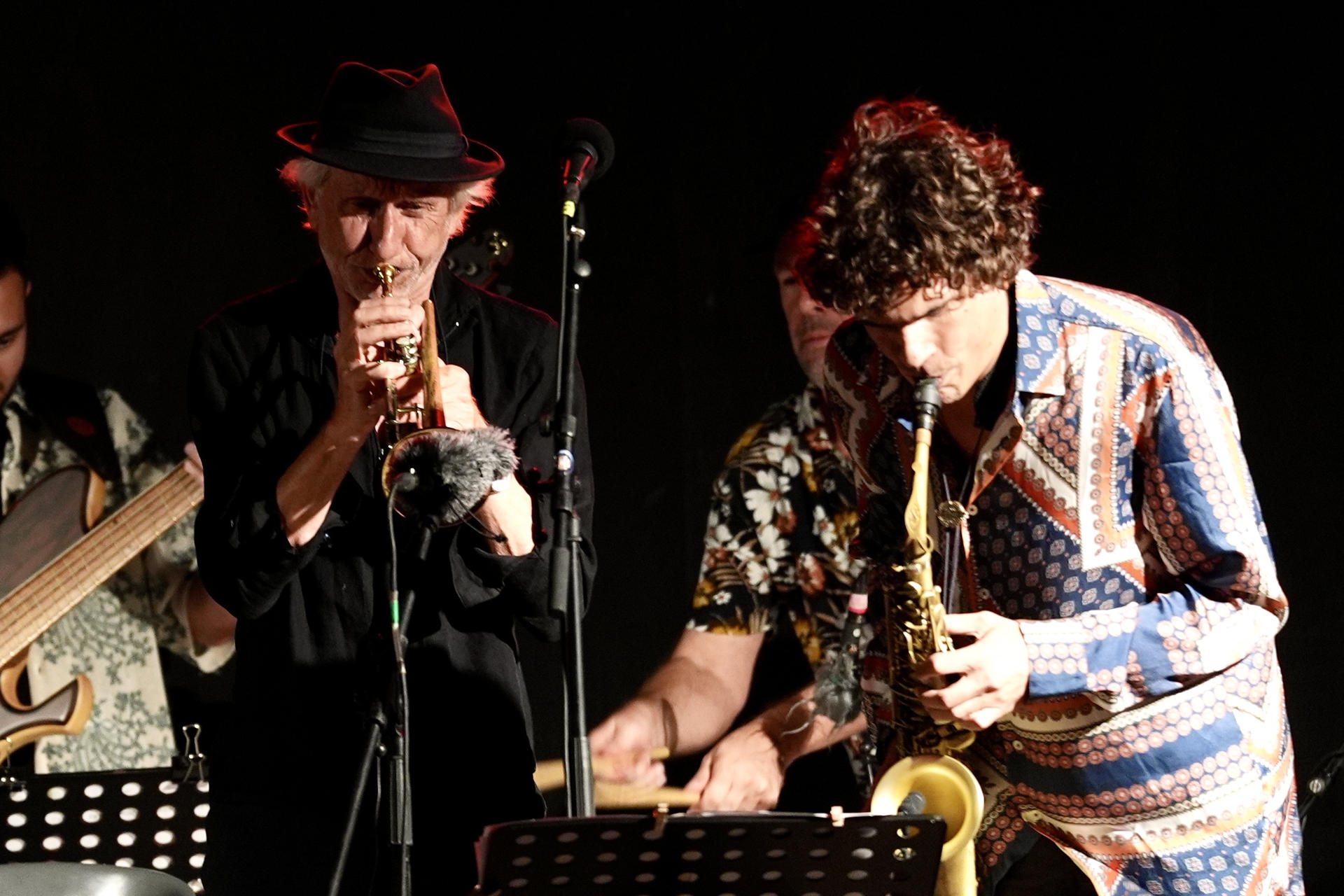El trompetista francés, Erik Truffaz (i) y el saxofonista Antonio Lizana, durante su actuación hoy viernes en el Festival Jazz Cádiz. EFE/Román Ríos.
