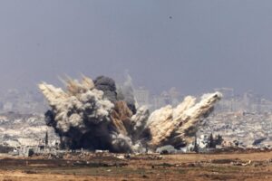 - Humo se eleva tras un ataque aéreo israelí en el norte de la Franja de Gaza, cerca de Beit Hanún, visto desde el lado israelí de la frontera, este jueves. EFE/ Atef Safadi