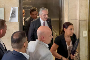 Fotografía de archivo del expresidente argentino Alberto Fernández (c) (2019-2023) en los tribunales federales de Comodoro Py, en Buenos Aires (Argentina). EFE/ Juan Ignacio Roncoroni