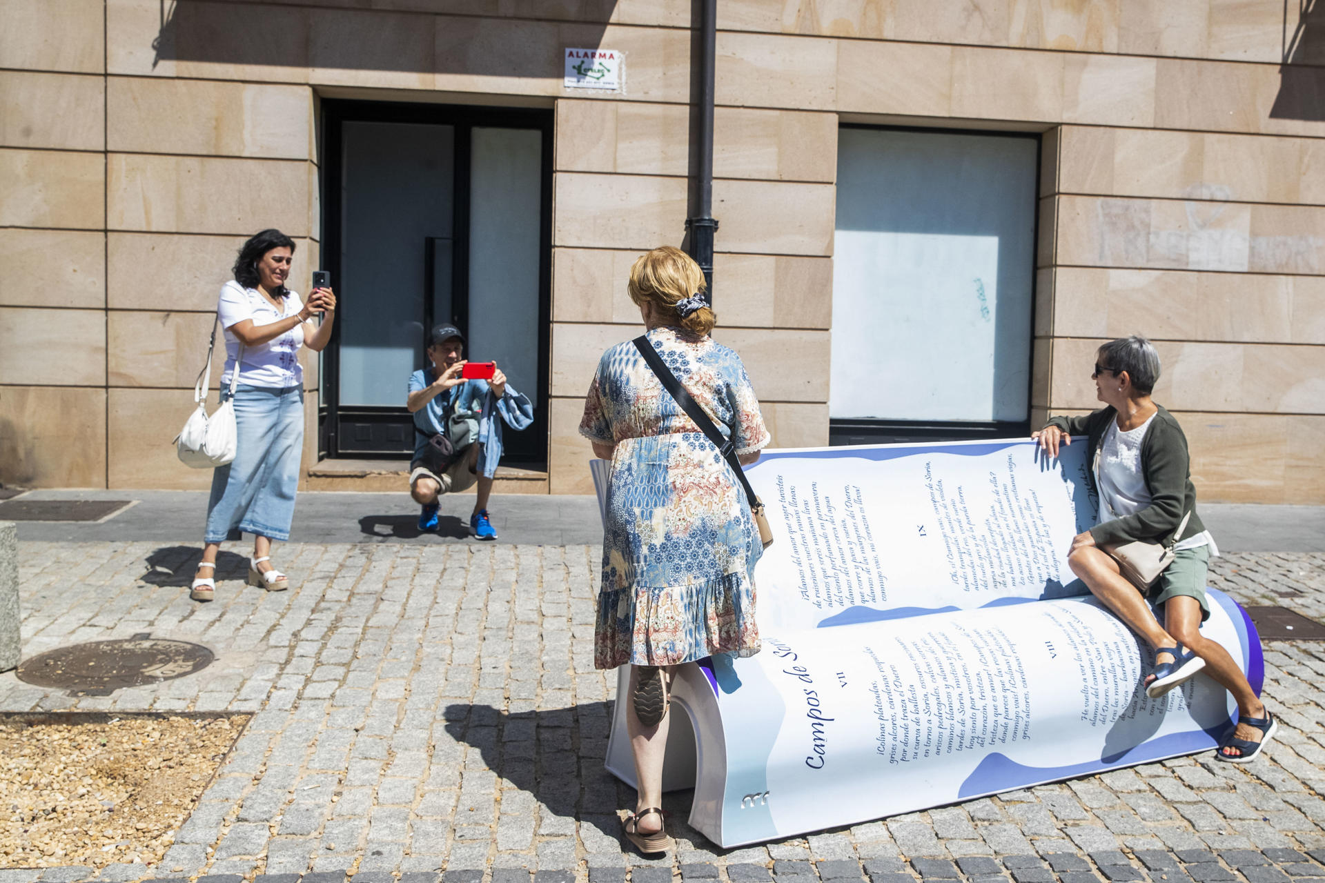 La capital soriana cuenta con un nuevo recurso turístico vinculado a Antonio Machado, un banco en forma de libro que homenajear al poeta y en el que poder fotografiarse, que enlaza "descanso y lectura, cuerpo y pensamiento, piedra y palabra" para reforzar la conexión entre emblemático miembro de la Generación del 98 y la ciudad. EFE/ Wifredo García Álvaro