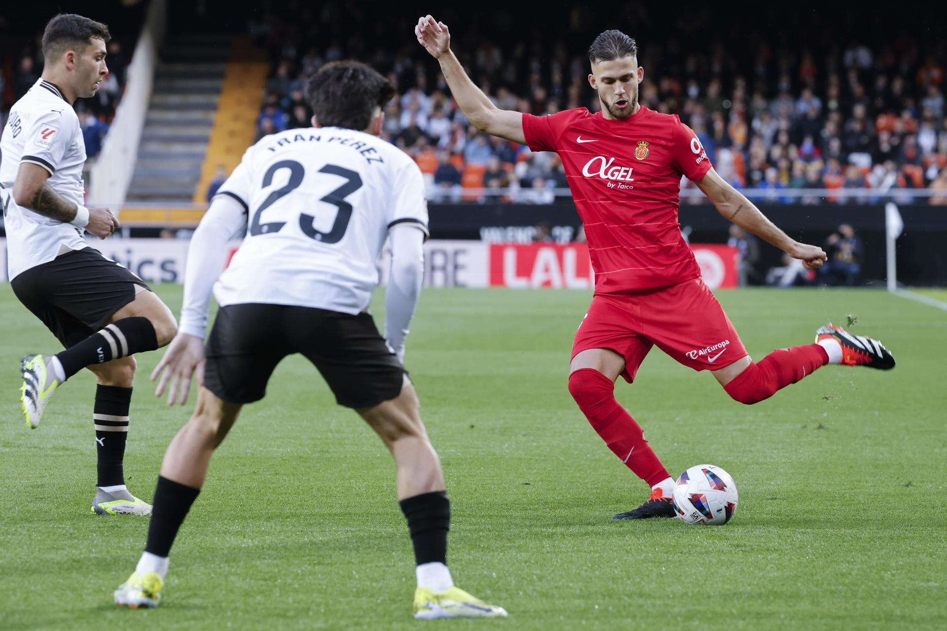 Foto de archivo del defensa del Mallorca José Manuel Arias Copete (d) despeja un balón ante los jugadores del Valencia. EFE/Ana Escobar