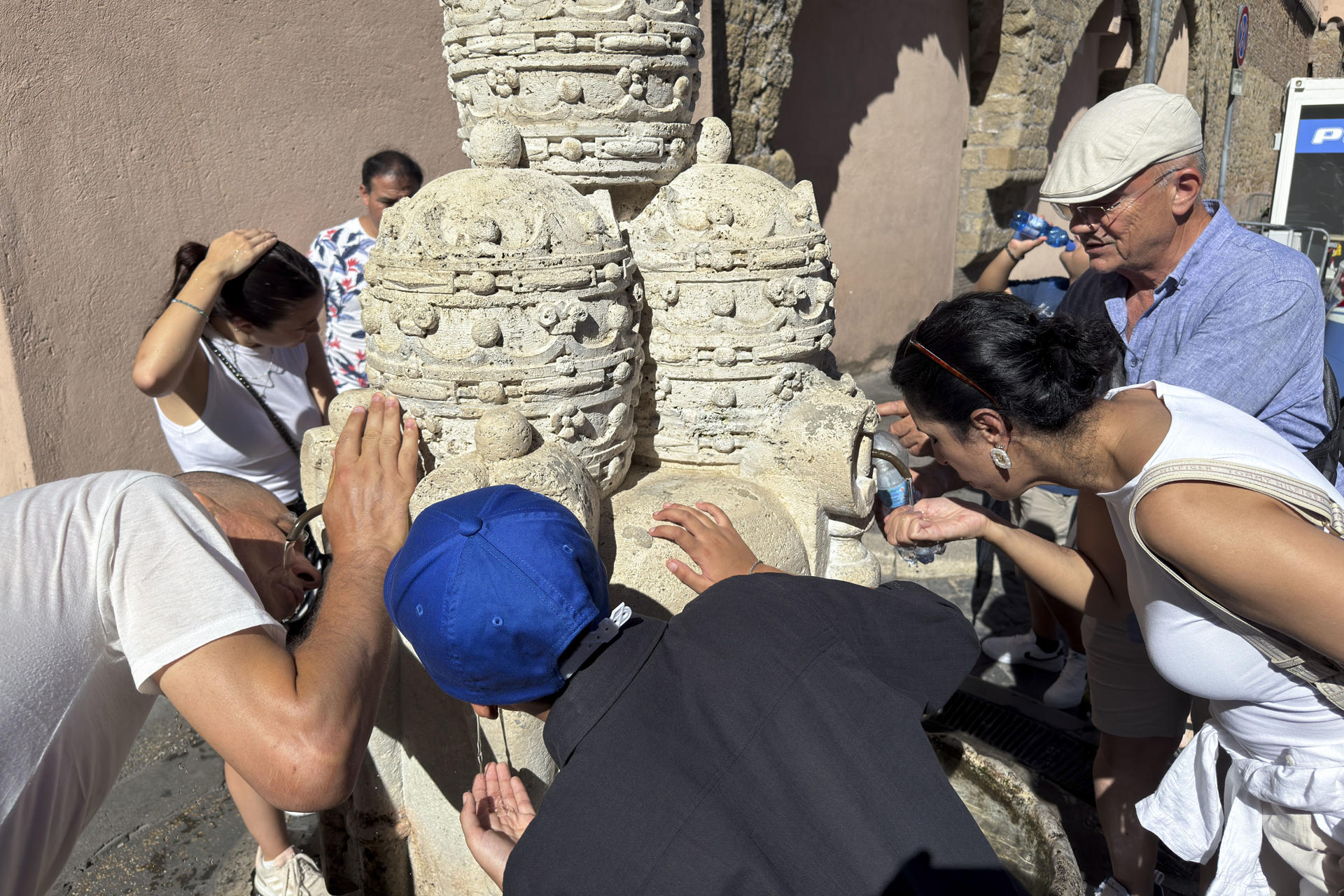 Un grupo de personas en una fuente pública en Roma este miércoles. EFE/ Daniel Cáceres
