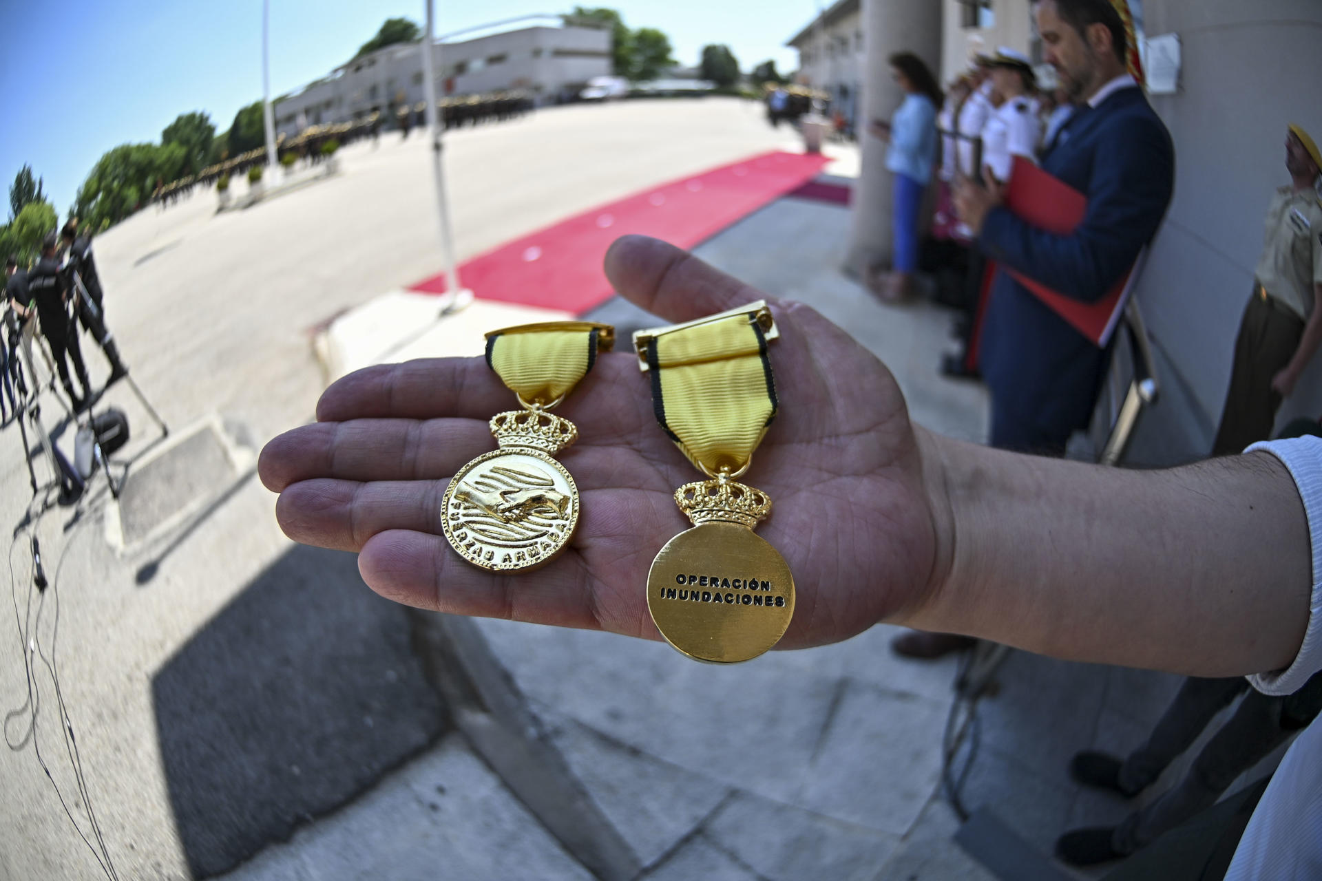 Detalle de las medallas conmemorativas impuestas por la ministra de Defensa, Margarita Robles, a los miembros de la UME por la operación llevada a cabo con motivo de la dana, en el Cuartel General de la UME, en Torrejón de Ardoz (Madrid), este martes. EFE/ Fernando Villar