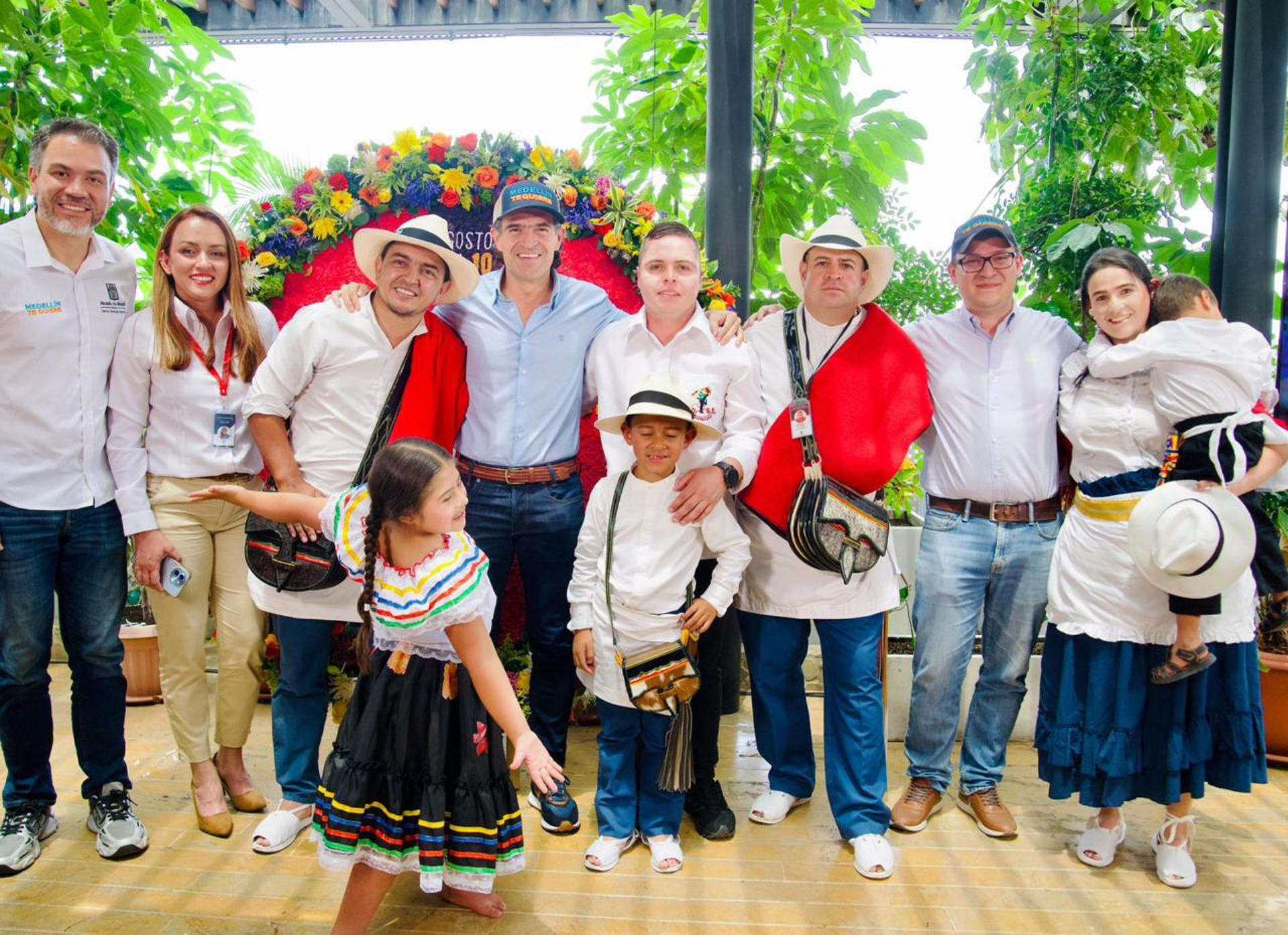Fotografía cedida por la Secretaría de Turismo y Entretenimiento de Medellín que muestra al alcalde de Medellín, Federico Gutiérrez (c), posando junto a personas durante el Desfile de Silleteros de la Feria de las Flores, en Medellín (Colombia). EFE/ Secretaría de Turismo Y Entretenimiento de Medellín Y  Alcaldía de Medellín /SOLO USO EDITORIAL/NO VENTAS/ SOLO DISPONIBLE PARA ILUSTRAR LA NOTICIA QUE ACOMPAÑA (CRÉDITO OBLIGATORIO)
