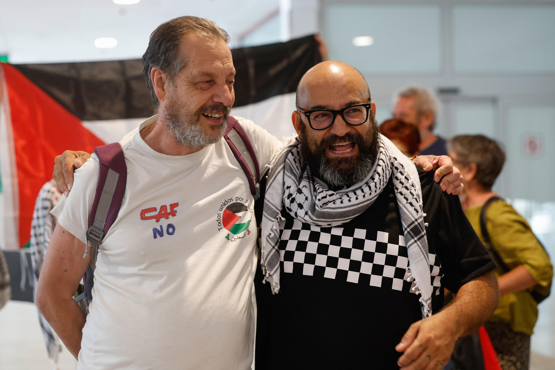 Los activistas que viajaban en el barco Handala de la Flotilla de la Libertad Santiago González Vallejo (i) y Sergio Toribio, a su llegada a Madrid tras permanecer bajo la custodia de las autoridades de Israel desde el pasado día 26, cuando el buque fue interceptado. EFE/ J.P Gandul