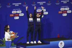 Los españoles Dennis González y Mireia Hernández celebran en el podio la plata en rutina técnica del dúo mixto. EFE/EPA/FAZRY ISMAIL