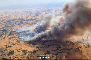 Los Bomberos de la Generalitat afrontan la extinción de dos incendios simultáneos en la comarca de la Segarra, el de Torrefeta i Florejacs que afecta a una superficie de unas 5.000 hectáreas, mientras que el de Sanaüja afecta a unas 40 hectáreas. EFE/ Cuenta en X de Agents Rurals SÓLO USO EDITORIAL / SÓLO DISPONIBLE PARA ILUSTRAR LA NOTICIA QUE ACOMPAÑA (CRÉDITO OBLIGATORIO)