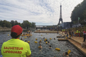 Las aguas del Sena volvieron a recibir a bañistas en París este sábado por primera vez desde 1923. Varias decenas de personas se zambulleron en las aguas del río en la primera zona abierta, en el centro de la ciudad y muy cerca del Ayuntamiento. EFE/ Rafael Cañas