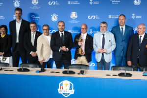 El director general de Ryder Cup Europe, Guy Kinnings (4d), el presidente del Consejo Superior de Deportes, José Manuel Rodríguez Uribes (3d), los consellers de Presidencia de la Generalitat, Albert Dalmau (5i), y de Deportes, Berni Álvarez (2d), el chef Joan Roca (4i) y el exbaloncestista Pau Gasol (2i), entre otros, durante la rueda de prensa en la que se han explicado los detalles de la organización en 2031 del torneo de la Ryder Cup en el campo Camiral de Caldes de Malavella (Girona). EFE/David Borrat.