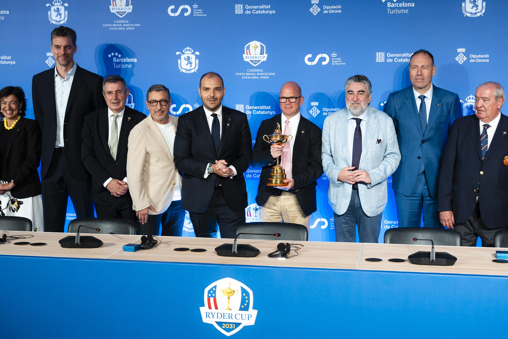 El director general de Ryder Cup Europe, Guy Kinnings (4d), el presidente del Consejo Superior de Deportes, José Manuel Rodríguez Uribes (3d), los consellers de Presidencia de la Generalitat, Albert Dalmau (5i), y de Deportes, Berni Álvarez (2d), el chef Joan Roca (4i) y el exbaloncestista Pau Gasol (2i), entre otros, durante la rueda de prensa en la que se han explicado los detalles de la organización en 2031 del torneo de la Ryder Cup en el campo Camiral de Caldes de Malavella (Girona). EFE/David Borrat.