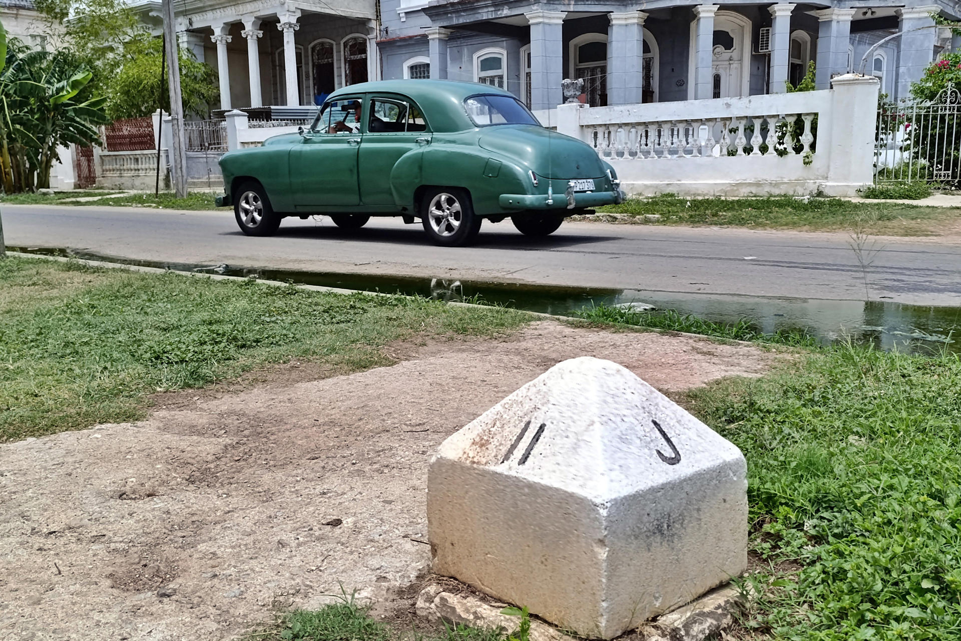 Fotografía del 4 de julio de 2025 de un auto clásico transitando por las calles 11 y J en el municipio del Vedado. EFE/ Ernesto Mastrascusa
