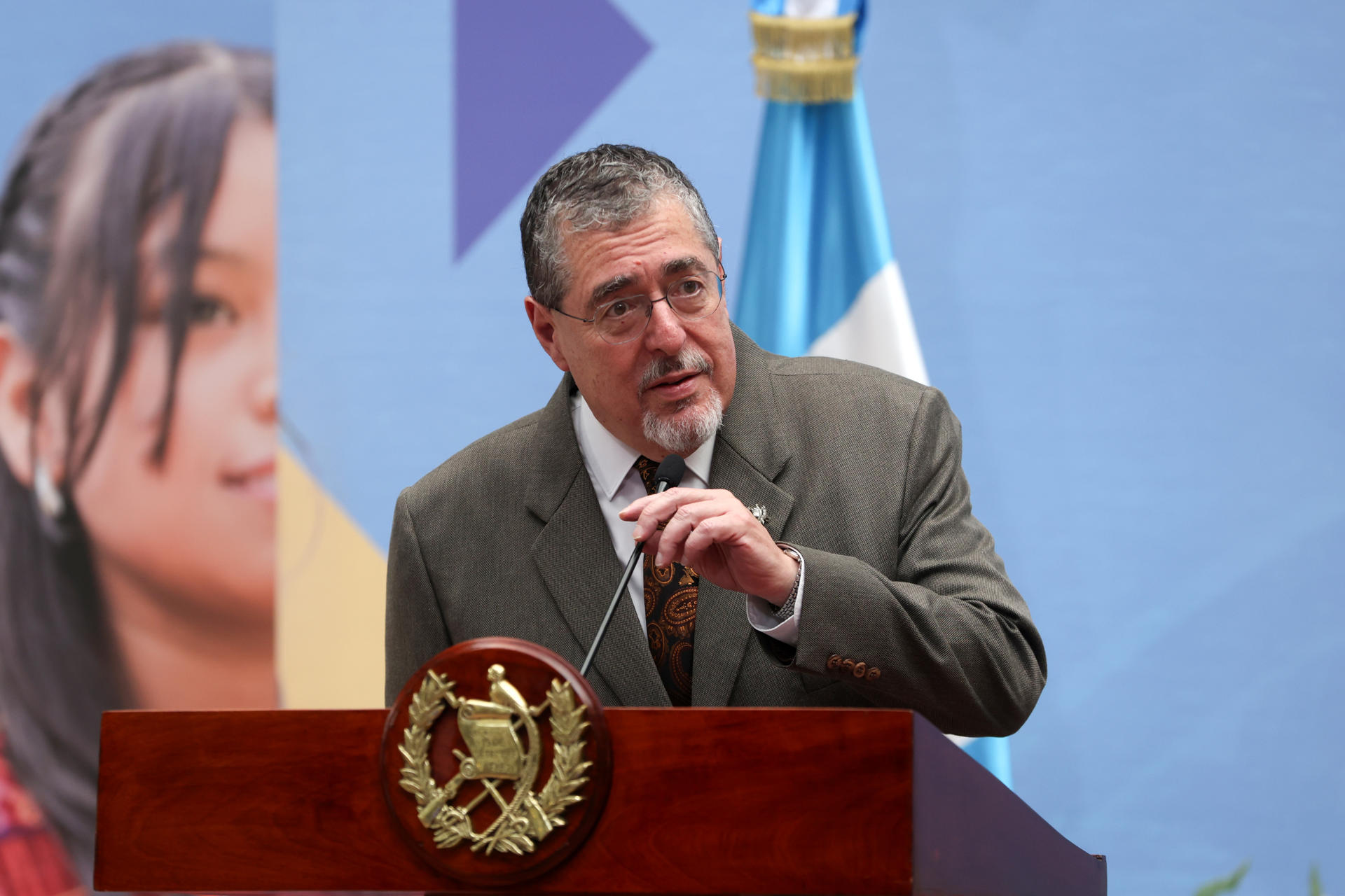 El presidente de Guatemala, Bernardo Arévalo de León, habla durante una rueda de prensa en Ciudad de Guatemala (Guatemala). EFE/ Mariano Macz