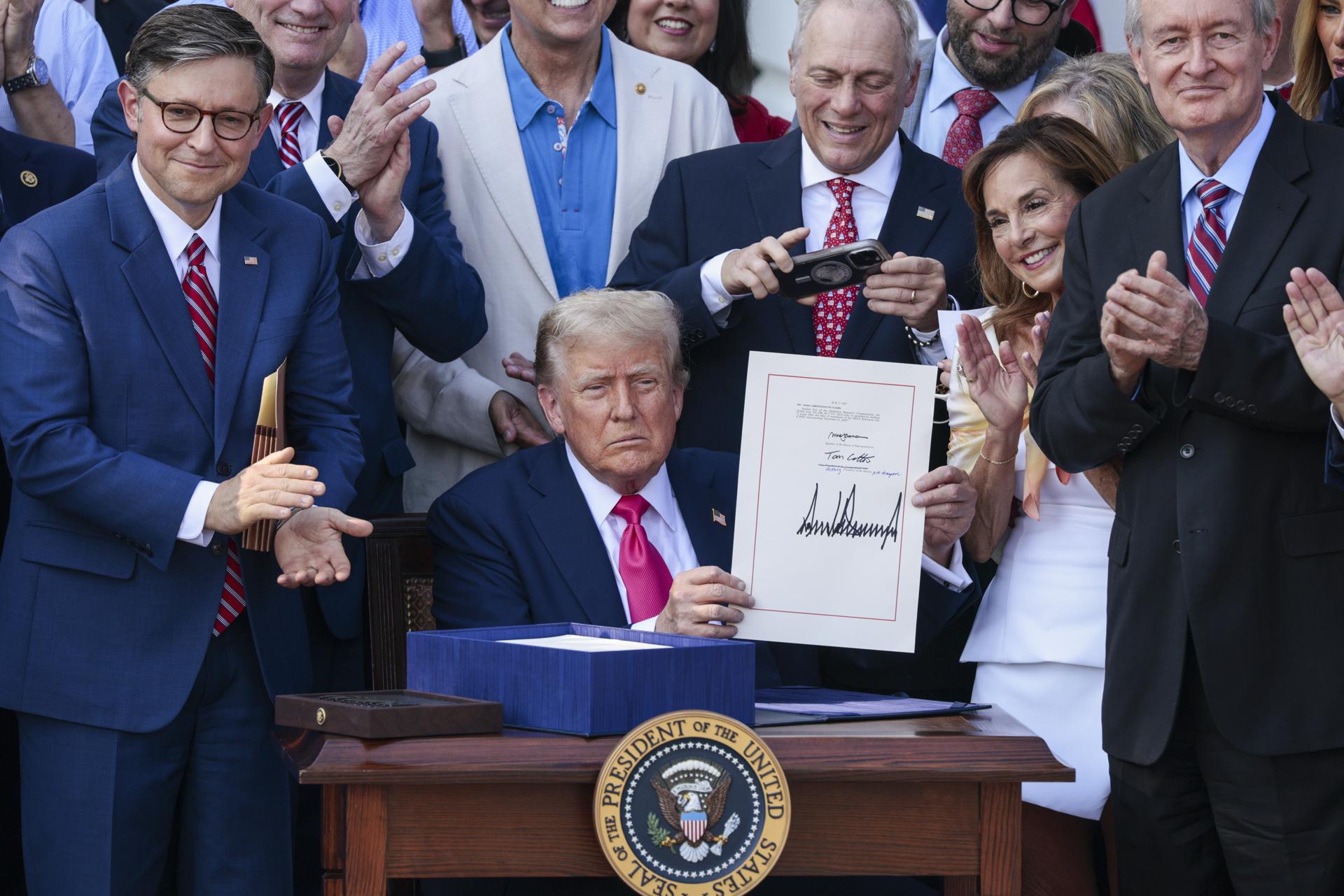 El presidente de EE.UU., Donald J. Trump después de firmar su ley presupuestaria en Washington (EE.UU.). EFE/EPA/SHAWN THEW