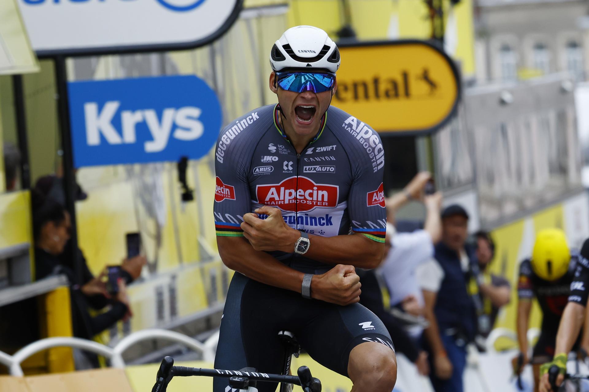 El ciclista neerlandés Mathieu Van Der Poel (Alpecin-Deceuninck) celebra su triunfo en la segunda etapa del Tour de Francia, que le deja también como nuevo líder de la prueba. EFE/TIM DE WAELE