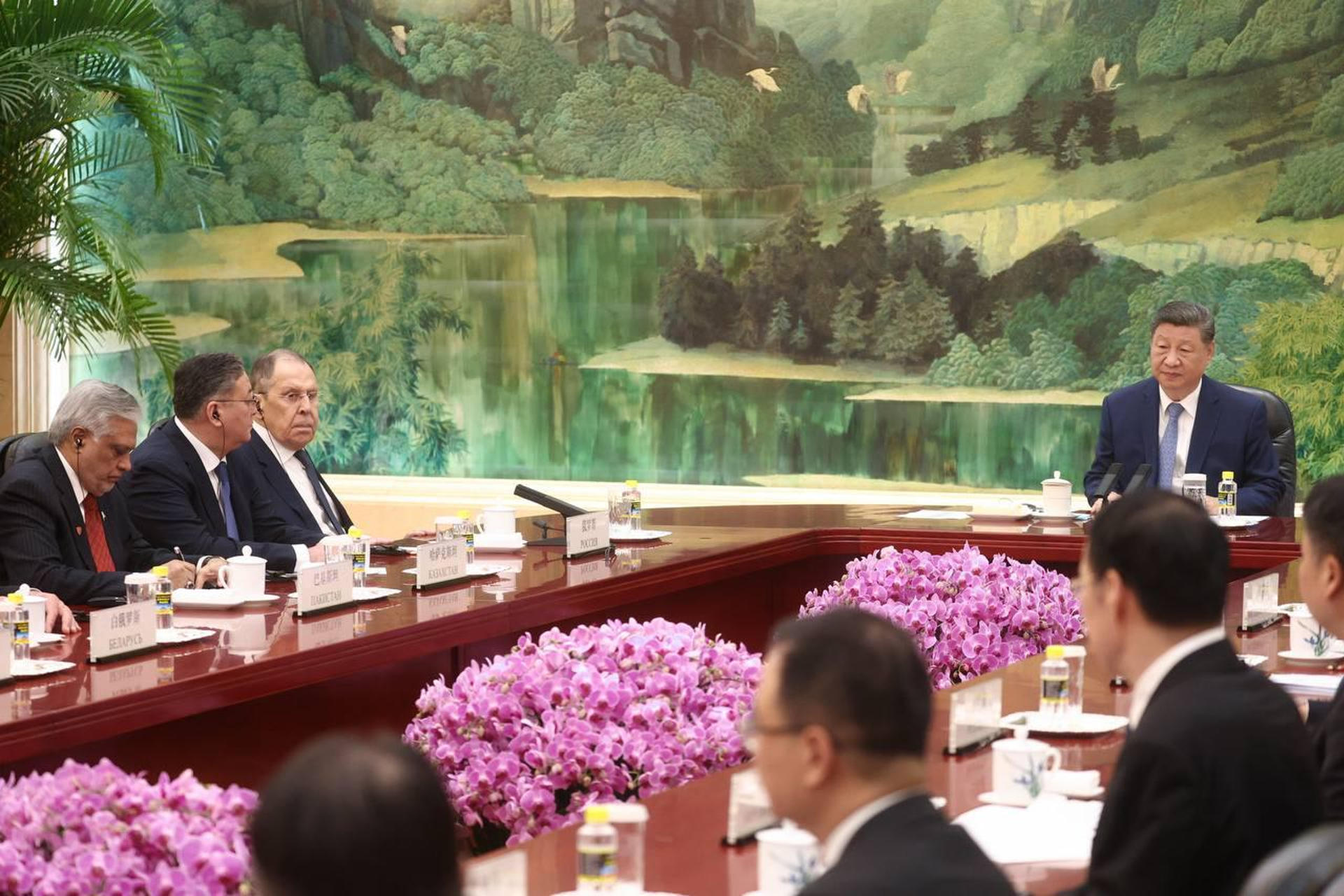 El presidente chino, Xi Jinping, se reunió este martes en Pekín con el canciller ruso, Serguéi Lavrov, en un momento marcado por el endurecimiento del tono de Estados Unidos hacia Rusia, con el presidente estadounidense, Donald Trump, amenazando con aranceles si no se alcanza un acuerdo de paz en Ucrania en 50 días. EFE/ Cuenta de X del ministerio de Asuntos Exteriores de Rusia // SOLO USO EDITORIAL/SOLO DISPONIBLE PARA ILUSTRAR LA NOTICIA QUE ACOMPAÑA (CRÉDITO OBLIGATORIO)
