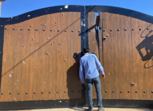 Fotografía de archivo que muestra una puerta con impactos de bala de la casa donde fue capturado Ovidio Guzmán, hijo del 'Chapo'. EFE/Juan Carlos Cruz