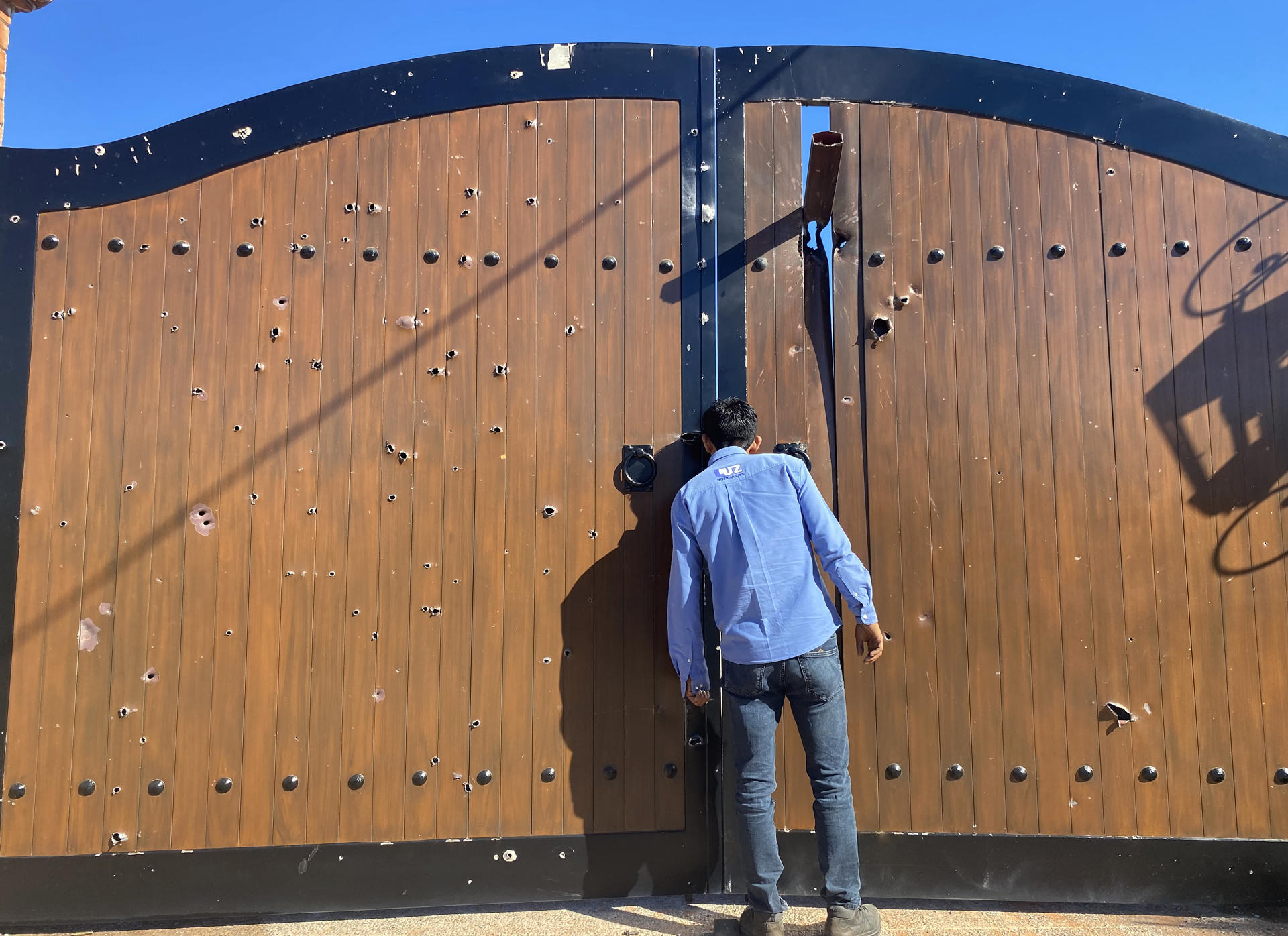 Fotografía de archivo que muestra una puerta con impactos de bala de la casa donde fue capturado Ovidio Guzmán, hijo del 'Chapo'. EFE/Juan Carlos Cruz