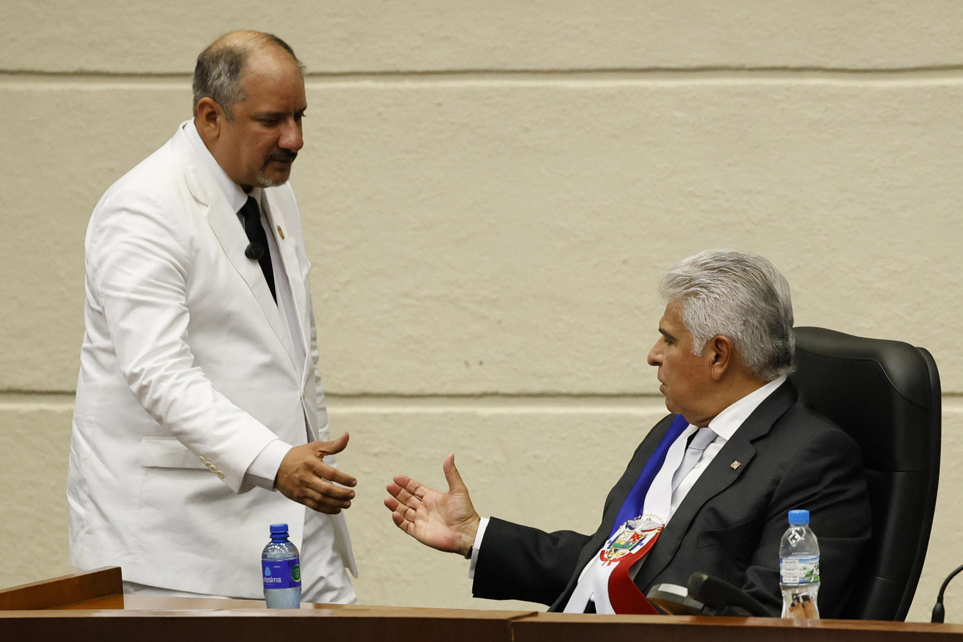 El presidente de Panamá, José Raúl Mulino (d), saluda al presidente de la Asamblea Nacional de Panamá, Jorge Herrera, durante una sesión de la Asamblea este martes, en Ciudad de Panamá (Panamá). EFE/ Bienvenido Velasco