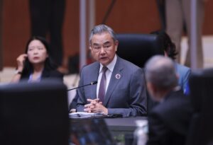 El Ministro de Exteriores de China, Wang Yi, durante la cumbre de la ASEAN (Asociación de Naciones del Sudeste Asiático) en Malasia.
EFE/EPA/HASNOOR HUSSAIN / POOL