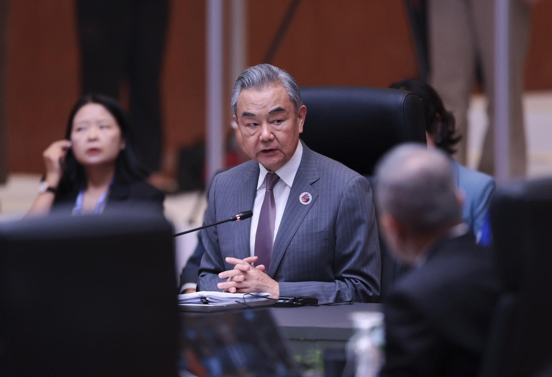 El Ministro de Exteriores de China, Wang Yi, durante la cumbre de la ASEAN (Asociación de Naciones del Sudeste Asiático) en Malasia.
EFE/EPA/HASNOOR HUSSAIN / POOL