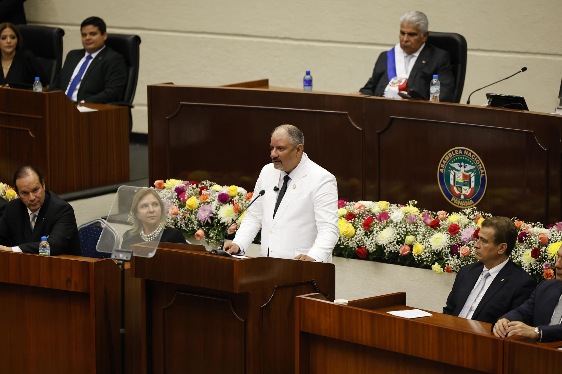 El presidente de la Asamblea Nacional de Panamá, Jorge Herrera (c), habla durante una sesión este martes, en Ciudad de Panamá (Panamá). EFE/ Bienvenido Velasco
