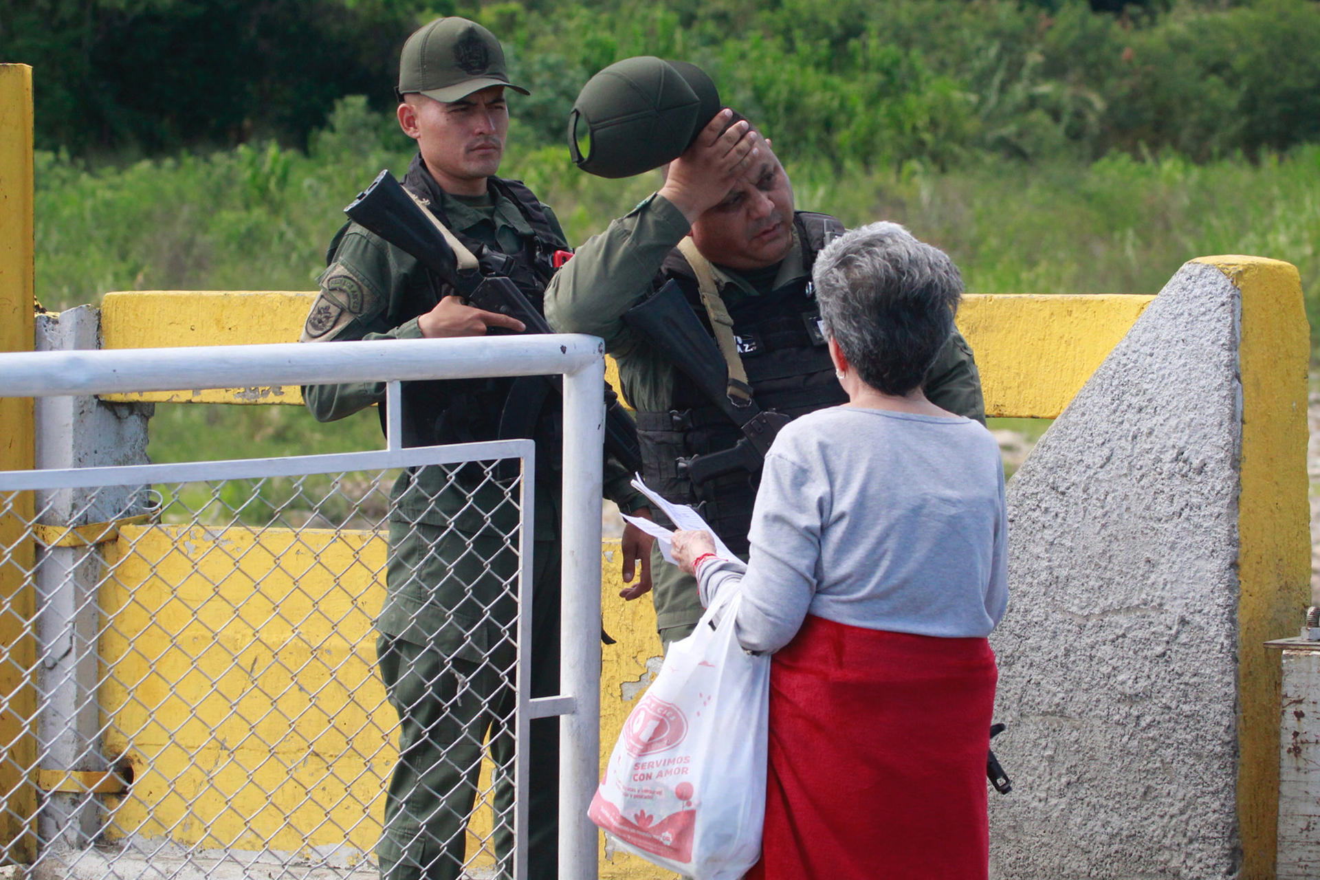 Integrantes de la Guardia Nacional Bolivariana (GNB) de Venezuela verifica los documentos de una persona que transita por el puente Internacional Simón Bolívar este sábado, en La Parada (Colombia). EFE/ Mario Caicedo