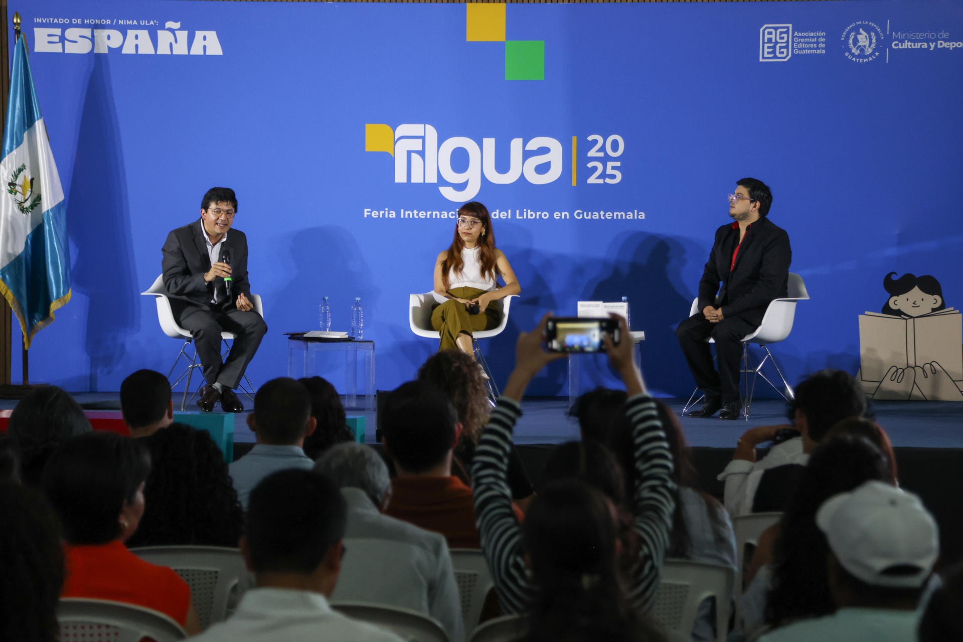 Presentación del poemario del encarcelado abogado guatemalteco Eduardo Masaya Juárez por parte del docente universitario Joshua Larrazábal (i), al cierre de la Feria Internacional del Libro en Ciudad de Guatemala (Guatemala). EFE/ Mariano Macz
