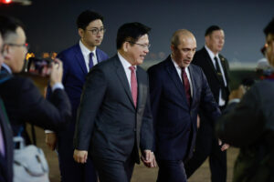 El canciller de Taiwán, Lin Chia-lung (c), y el viceministro de Relaciones Exteriores de Paraguay, Víctor Verdún (d), hablan durante la llegada del canciller taiwanés, este jueves, al aeropuerto Silvio Pettirossi de la ciudad de Luque (Paraguay). EFE/ Juan Pablo Pino