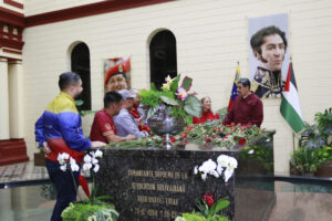 Fotografía cedida por Prensa del Palacio de Miraflores fechada el 27 de julio de 2025 que muestra al presidente de Venezuela, Nicolás Maduro, celebrando el cumpleaños del fallecido presidente Hugo Chávez, en el Cuartel de la Montaña 4F, en Caracas (Venezuela). EFE/ Prensa Palacio de Miraflores