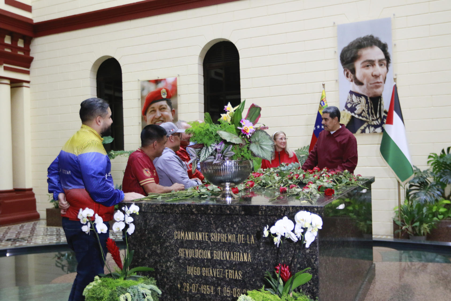 Fotografía cedida por Prensa del Palacio de Miraflores fechada el 27 de julio de 2025 que muestra al presidente de Venezuela, Nicolás Maduro, celebrando el cumpleaños del fallecido presidente Hugo Chávez, en el Cuartel de la Montaña 4F, en Caracas (Venezuela). EFE/ Prensa Palacio de Miraflores