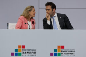 El ministro de Economía, Carlos Cuerpo y la presidenta del Banco Europeo de Inversiones Nadia Calviño, durante la rueda de prensa sobre el Centro Global de Canjes de Deuda para el Desarrollo y la Alianza para la Cláusula de Pausa de la Deuda, este martes durante la IV Conferencia Internacional para el Desarrollo celebrada en el Palacio de Congresos de Sevilla. EFE/J. Palencia