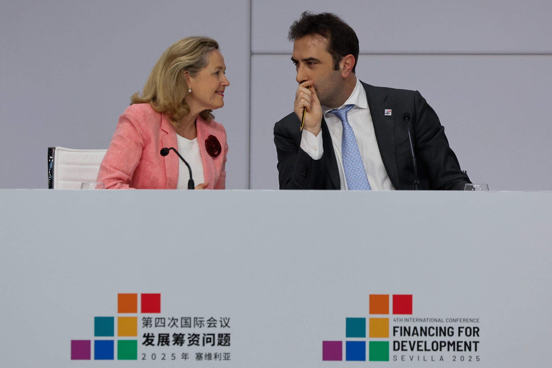 El ministro de Economía, Carlos Cuerpo y la presidenta del Banco Europeo de Inversiones Nadia Calviño, durante la rueda de prensa sobre el Centro Global de Canjes de Deuda para el Desarrollo y la Alianza para la Cláusula de Pausa de la Deuda, este martes durante la IV Conferencia Internacional para el Desarrollo celebrada en el Palacio de Congresos de Sevilla. EFE/J. Palencia
