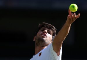 El español Carlos Alcaraz en acción durante el partido de cuartos de final masculino contra Cameron Norrie de Gran Bretaña en el Campeonato de Wimbledon. Wimbledon, Reino Unido, este martes.-EFE/ Neil Hall
