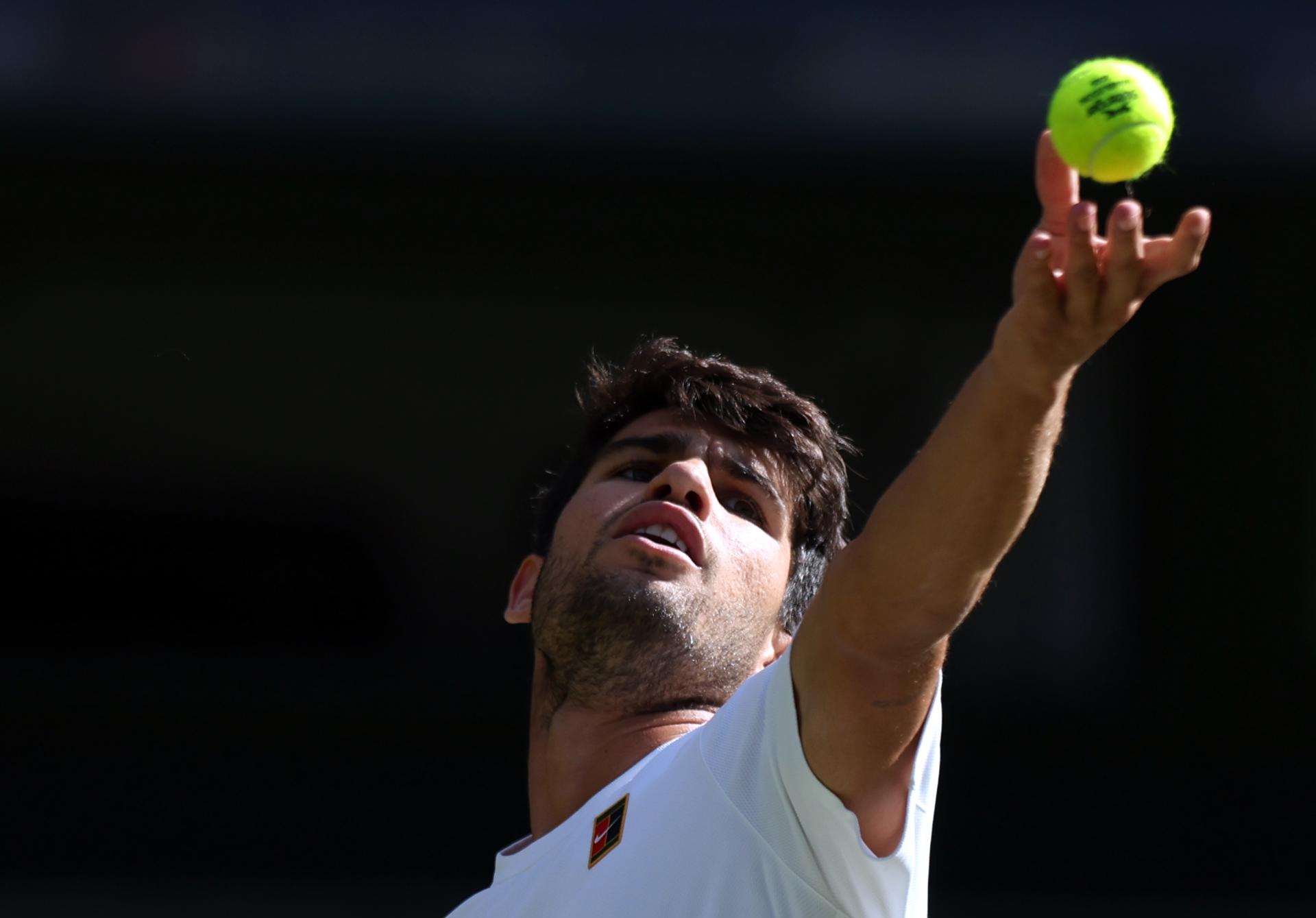 El español Carlos Alcaraz en acción durante el partido de cuartos de final masculino contra Cameron Norrie de Gran Bretaña en el Campeonato de Wimbledon. Wimbledon, Reino Unido, este martes.-EFE/ Neil Hall