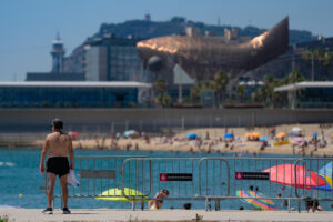 Aspecto de la playa de la Barceloneta este miércoles. EFE/Enric Fontcuberta