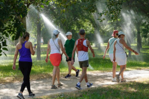Varias personas caminan por una zona verde de Mérida este lunes. EFE/ Jero Morales