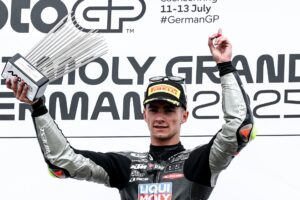 El piloto español de Liqui Moly Dynavolt Intact GP David Muñoz celebra en el podio después de ganar la carrera de Moto3 en el Gran Premio de motociclismo de Alemania, en el circuito de carreras de Sachsenring en Hohenstein-Ernstthal, Alemania. EFE/EPA/FILIP SINGER