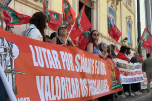 Un centenar de trabajadores del sector hotelero en Portugal se manifestaron este lunes en Lisboa para reclamar subidas salariales después de que, según denuncian, la patronal bloqueara la firma del acuerdo que había alcanzado recientemente con el sindicato mayoritario de los empleados. EFE/ Carlos Caselles