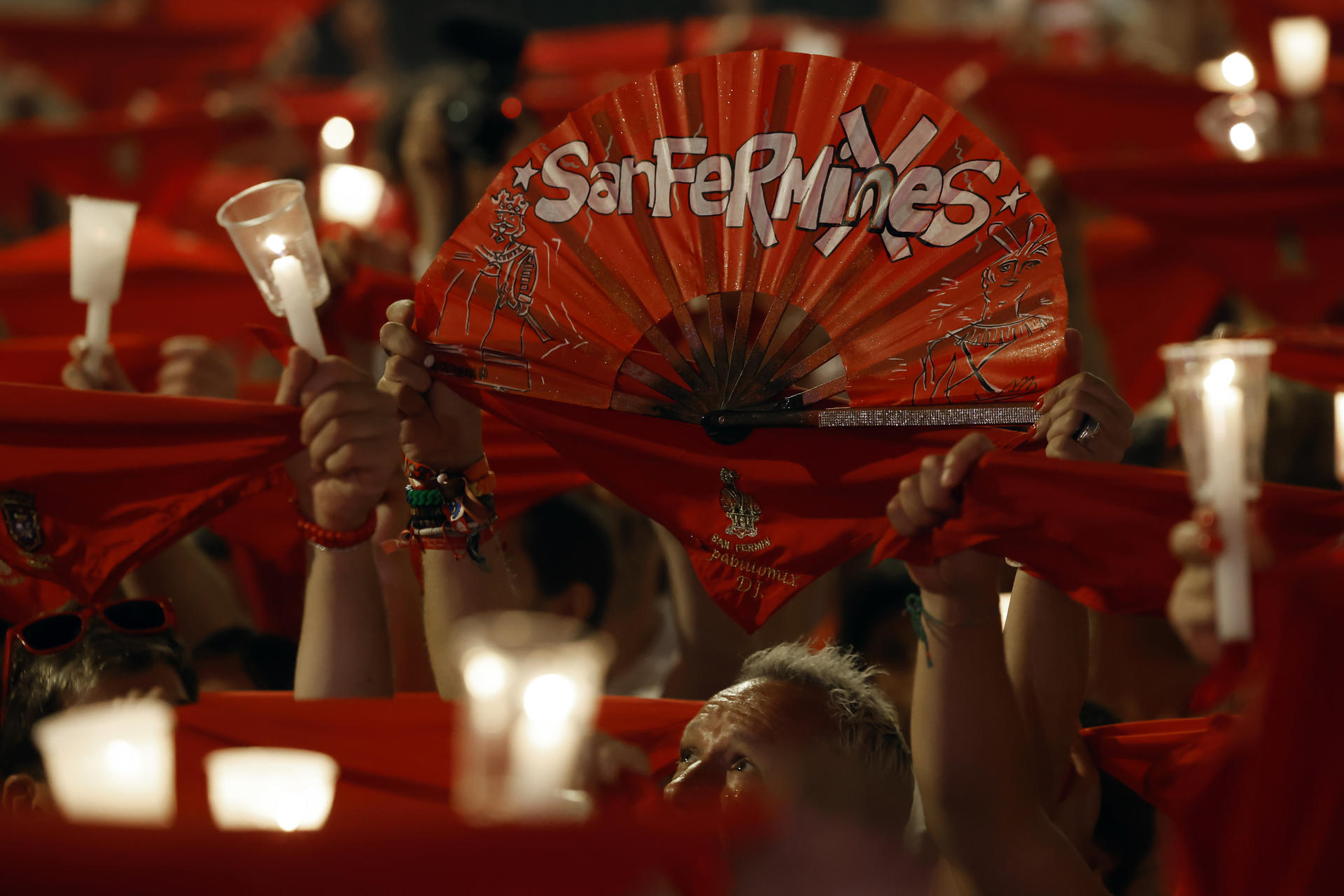 A las 12 en punto de la noche se han dado por finalizados oficialmente los Sanfermines 2025 con el canto del 'Pobre de Mí', un acto de nuevo multitudinario, con la plaza abarrotada de personas con velas encendidas en sus manos mirando al balcón del edificio del Ayuntamiento de Pamplona. EFE/ Jesús Diges