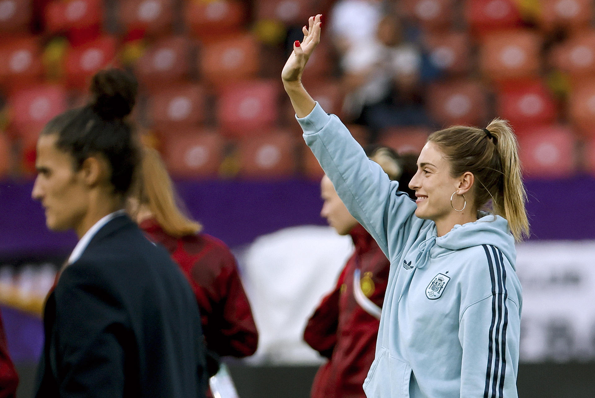 La centrocampista española Alexia Putellas en el terreno de juego este miércoles, previo al partido de semifinales de la Eurocopa Femenina 2025, que disputan las selecciones de Alemania y España, en el estadio Letzigrund de Zúrich (Suiza). EFE/ Ana Escobar
