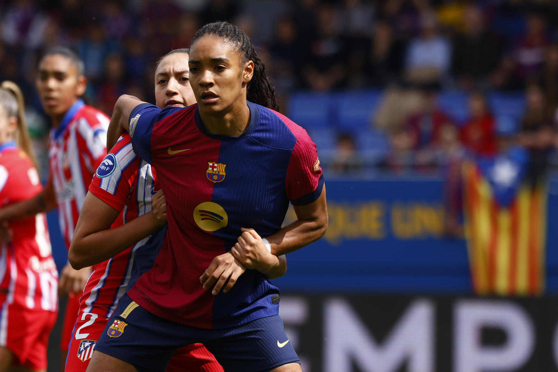 La delantera del FC Barcelona Salma Paralluelo (d) lucha con la centrocampista del Atlético de Madrid Fiamma Benítez en Sant Joan Despi en foto de archivo de Quique García. EFE