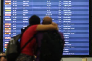 DENPASAR (Indonesia), 07/07/2025.- Pasajeros miran la información de los vuelos en el aeropuerto Ngurah Rai International Airport de Bali, Indonesia. EFE/EPA/PANJI ANGGORO