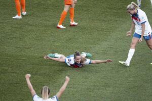 La jugadora de Inglaterra Ella Toone (C) celebra con sus compañeras el 4-0 durante el partido del grupo D de la Eurocopa femenina que han jugado Inglaterra y Países Bajos en Zúrich, Suiza. EFE/EPA/GAETAN BALLY
