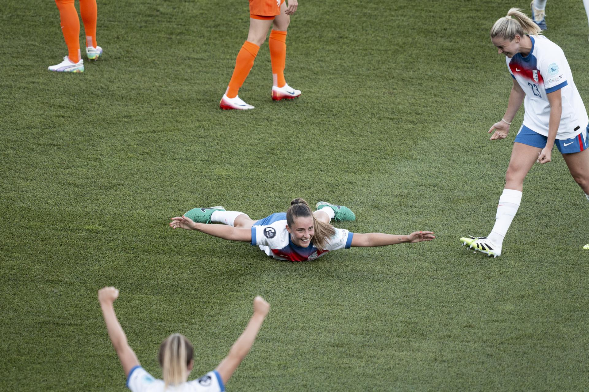 La jugadora de Inglaterra Ella Toone (C) celebra con sus compañeras el 4-0 durante el partido del grupo D de la Eurocopa femenina que han jugado Inglaterra y Países Bajos en Zúrich, Suiza. EFE/EPA/GAETAN BALLY