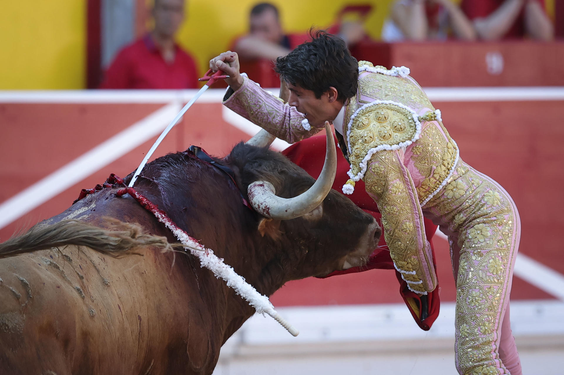 El torero Sebastián Castella entra a matar a su primer toro de la tarde en la sexta de abono de la Feria de Toro de los Sanfermines 2025 con toros de la ganadería madrileña de Victoriano del Río Cortés y en la que comparte cartel con los diestros Emilio de Justo y Borja Jiménez. EFE/J.P. Urdíroz