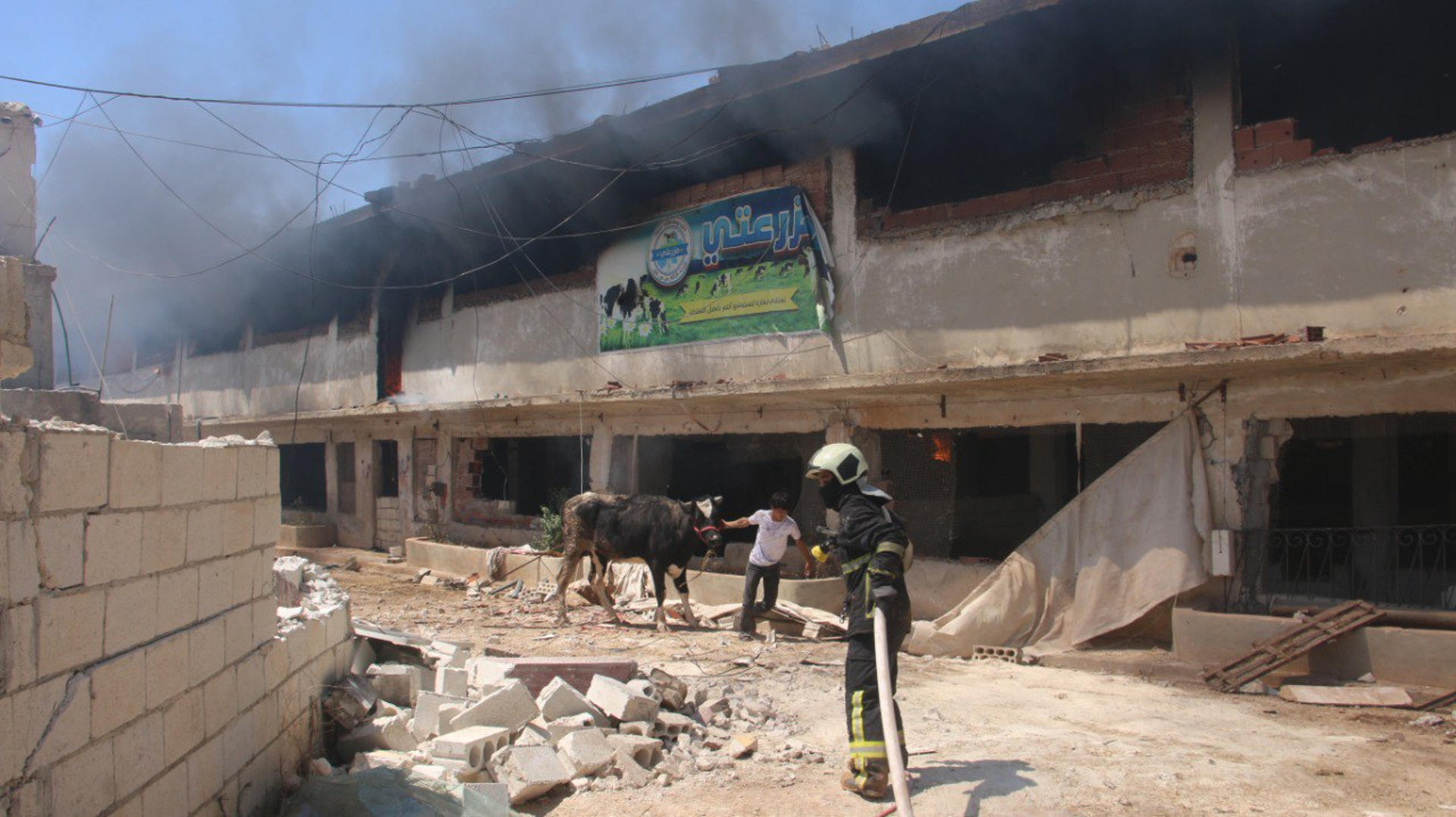 Voluntarios de los Cascos Blancos recuperan cuerpos entre los escombros tras una explosión este jueves, en la localidad siria de Maarrat Misrin, en la provincia de Idlib. EFE/ Defensa Civil Siria / Cascos Blancos